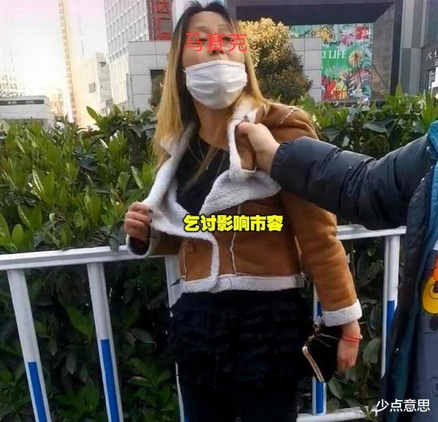 少点意思 安徽合肥：女子踢飞老人的碗，路人逼其下跪遭回怼：“别揪我新买的项链”！