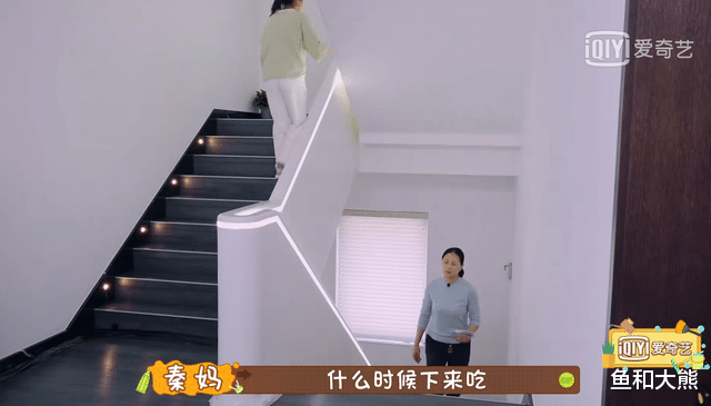 秦子越|秦子越自称满分儿媳，蹲地上帮婆婆穿鞋，对亲妈厚此薄彼遭吐槽！