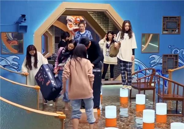 孙海霞说说电影 硬糖少女真全员女汉子！光脚在水里踩鹅卵石搬行李，徒手拍蜘蛛