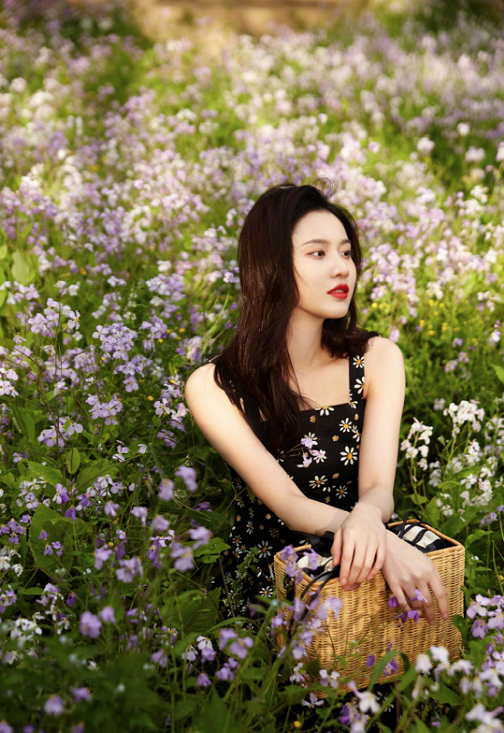 八只爪的猫|张慧雯胖了10斤打扮仍时髦，穿碎花裙置身花海，看着真浪漫