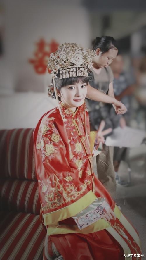 杨幂|杨幂早期拍戏现场花絮曝光，与佟丽娅袁姗姗同框模样水灵超抢眼
