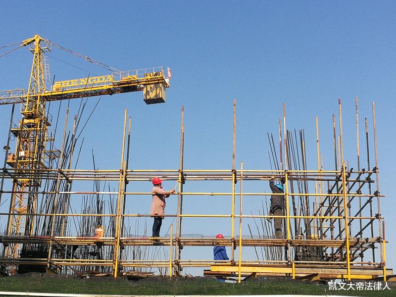 凱文大帝法律人 建筑工人在工地上突發(fā)疾病猝死，作為包工頭的雇主是否應當承擔責任？