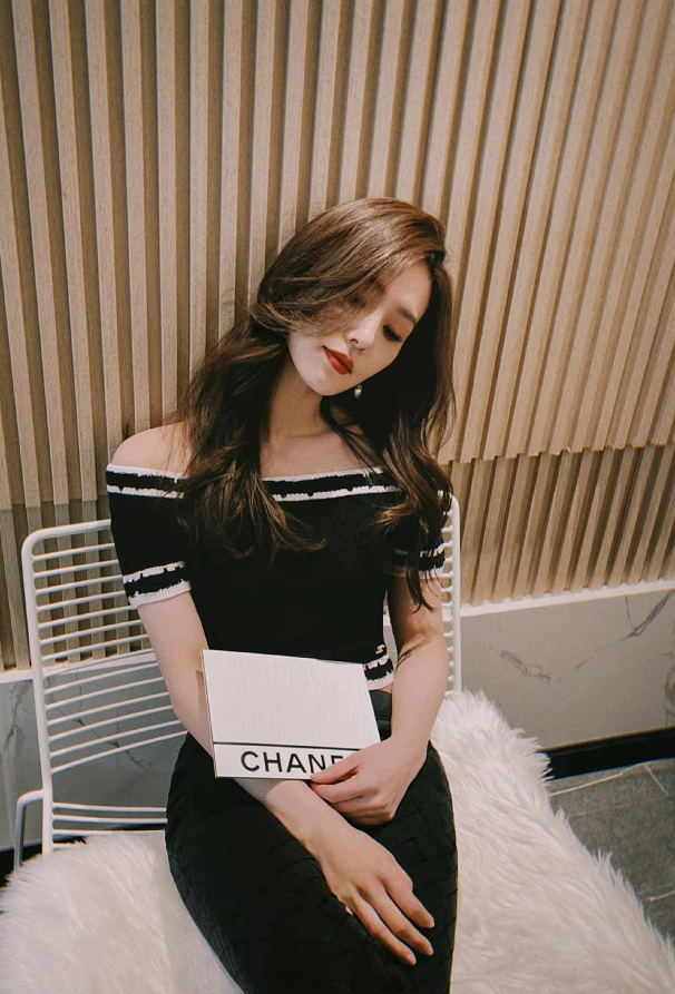 香奈儿|刘诗诗美成香奈儿小公主！穿露肩装秀天鹅颈，王一博穿女款不娘气