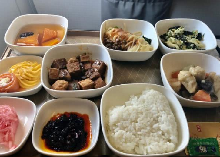 各國飛機餐是啥樣？韓國清淡量少，中國品類多樣，印度卻一言難盡-圖5