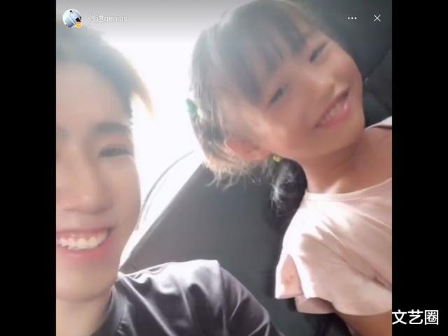 张迪|《变形计》张迪和丽姐逛街被偶遇，丽姐很潮大长腿吸睛，土味全无气质比张迪还社会