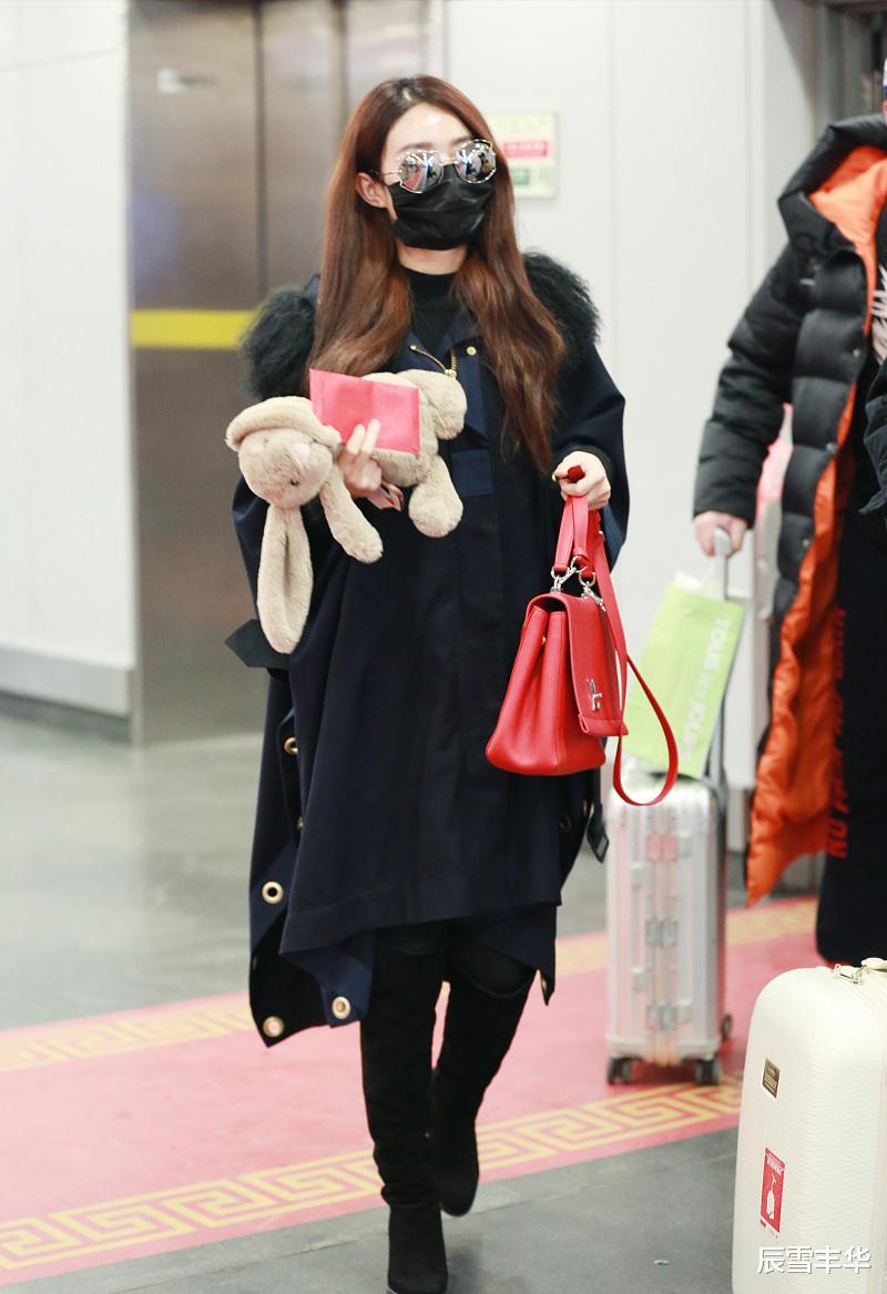 赵丽颖|赵丽颖虽然个子娇小，穿“肥大”衣服却不显拖沓，依旧时髦又可爱