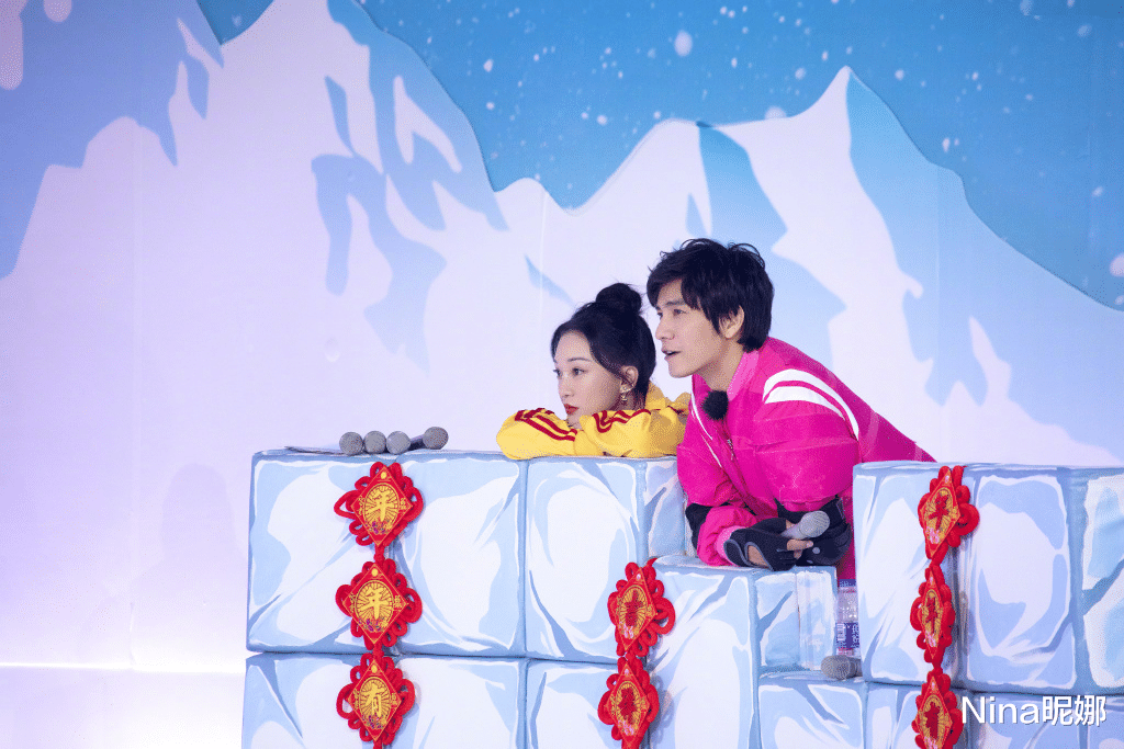 周迅|47岁周迅真是不愿捯饬，穿T恤配直筒裤哪像明星，披头散发太佛系