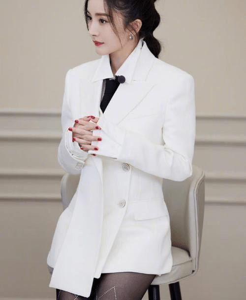 刘亦菲|裙子5公分短到无法坐下，杨幂高级坐姿化解尴尬，网赞超级知性美