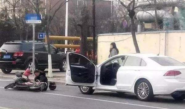 吉安 江西吉安：一男子骑电动车遭遇“开门杀”，又被公交车碾压