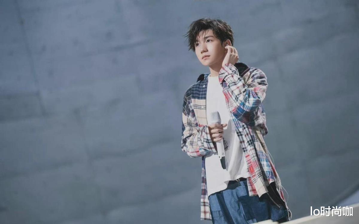 lo时尚咖 王源的“少年感”可真不一般,拼色衬衫加工装裤,简单搭配也有范