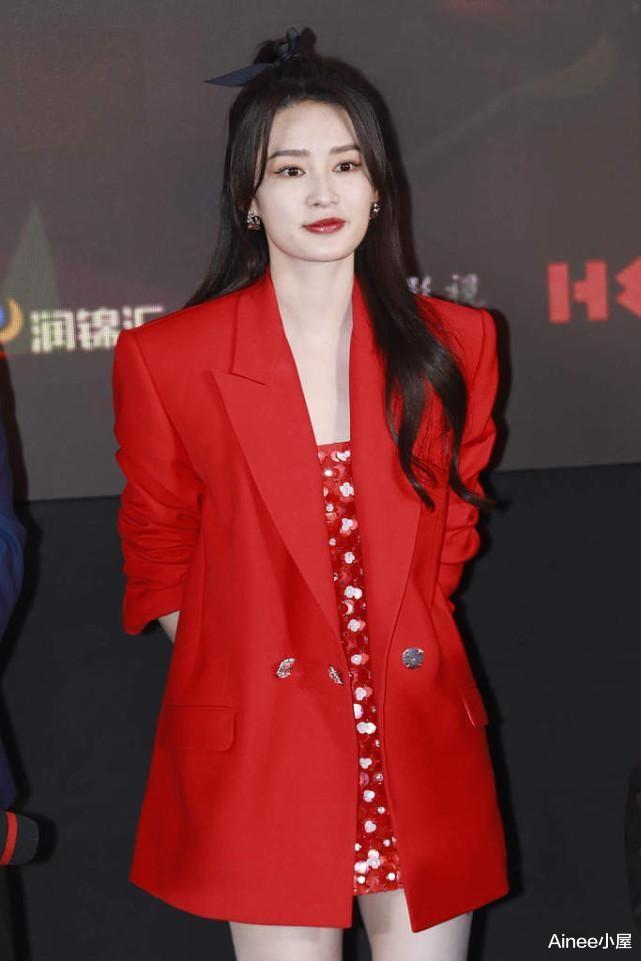 |同样是方脸，李沁看着就很舒服，穿宽肩西装挺有气场，红色显白皮