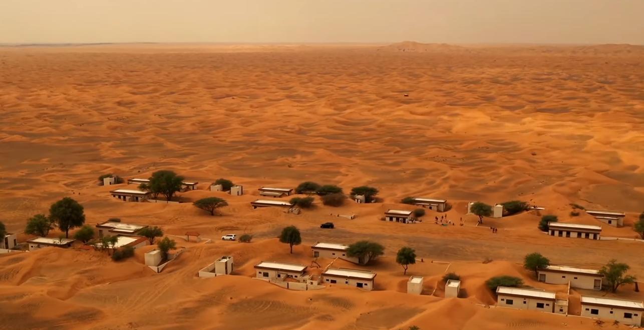 塔克拉玛干沙漠 中国沙漠深处的小镇，藏着2万多人正常生活，医院，邮局一应俱全