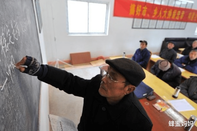 蜂蜜妈妈|教师取消“带薪寒暑假”,改成8小时工作制?有人欢喜有人愁