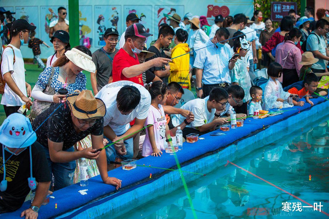 奇奇|一个简易鱼池,一根鱼竿30块,游客路过就迈不开腿,为何这么火?