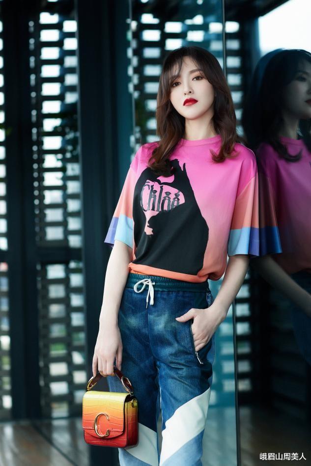 峨眉山周美人|被唐嫣的私服圈粉了，穿米奇背心超减龄，奔四女人也能甜美可爱！