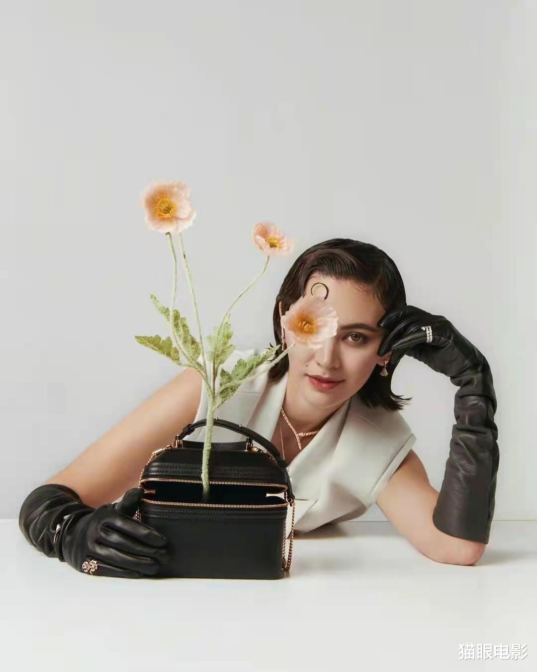 黑客帝国4|黑客帝国女星浓妆艳抹拍大片，秀白皙天鹅颈，网友：不化妆更好看