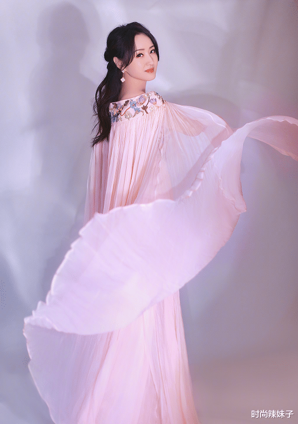 杨钰莹|杨钰莹不愧“不老女神”，穿粉色纱裙秀凹凸身材，不给00后留活路