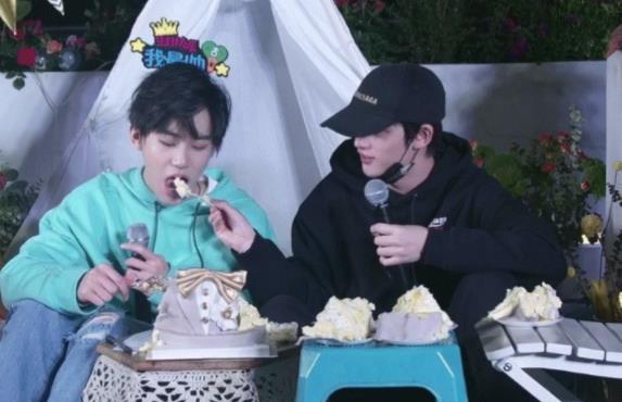 刘耀文|粉丝接机想接触刘耀文，丁程鑫去拦被撞到，画面好揪心