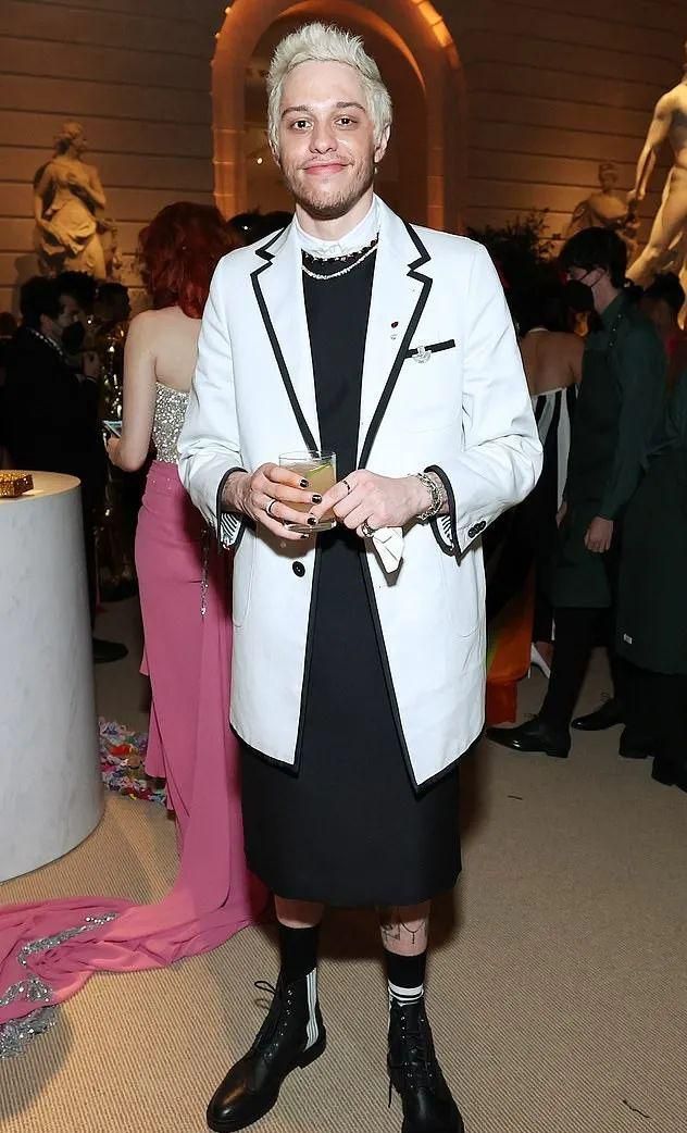 金·卡戴珊|侃爷配辣妹卡戴珊找鲜肉？22岁新女友身材火辣，比前妻更女人味