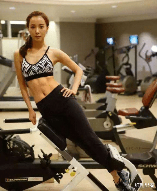 王珞丹|37岁王珞丹私下练普拉提被拍，穿健身衣显完美曲线，姿态曼妙撩人