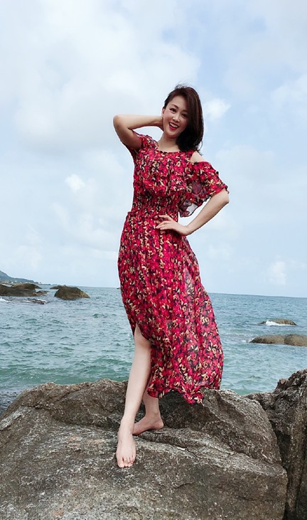 潮流前沿|梁小冰真不给年轻人留退路！穿小白裙优雅甜美，51岁气质嫩如少女