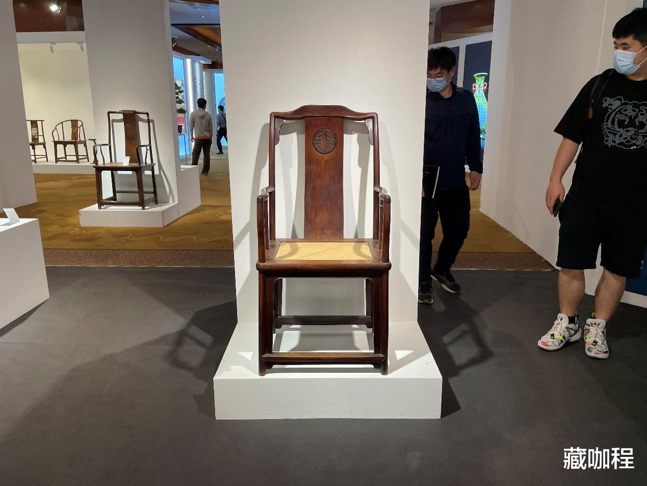 |高靠背器型皆精品，黄花梨南官帽椅327万成交