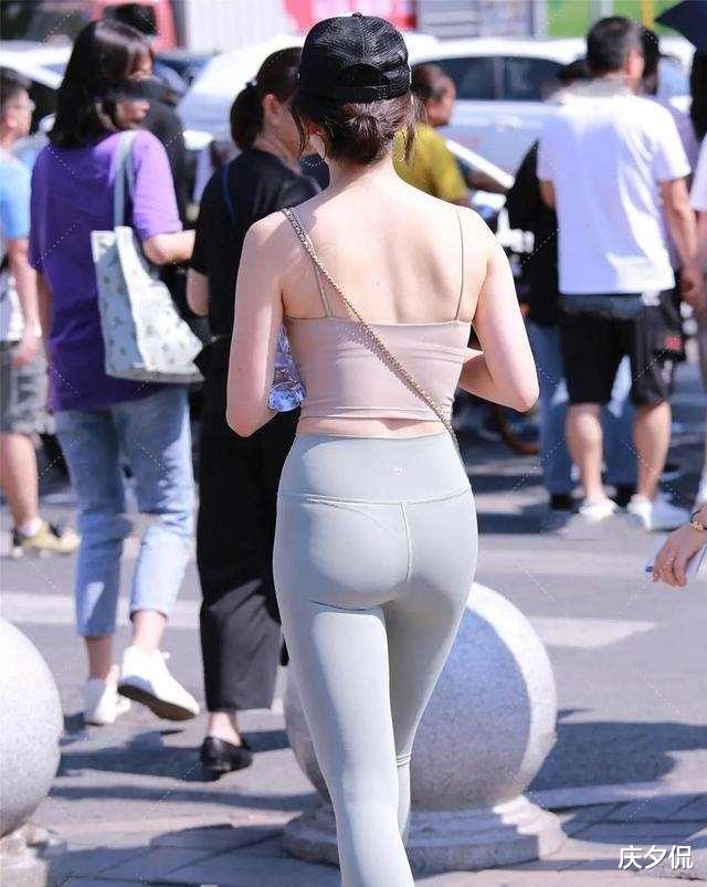 穿衣搭配|“葫芦”身材的打底裤美女，总能为造型加分，也很优雅