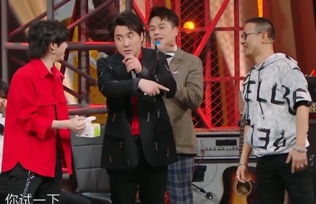 关晓彤|关晓彤突遇生理期，忘记垫毯子弄脏短裙，华晨宇下意识举动太圈粉