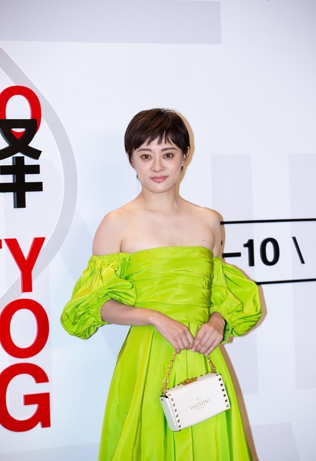 孙俪|孙俪也开始招摇起来了，荧光色礼服看着就晃眼，好在她肤色够白