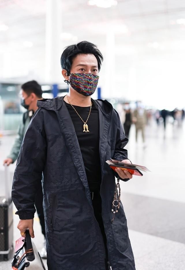 白小白的衣橱 风衣到底有多火?男明星也爱不释手,陈志朋穿起来超时髦