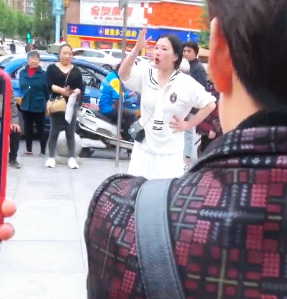 民生小鱼 四川一女孩在街头胡言乱语，疑似受刺激，知情人透露原因