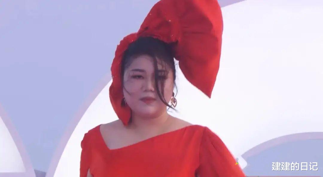 姚晨|再看2021年红毯翻车的15位女星，有人胸口套着“百叶窗”就出来了