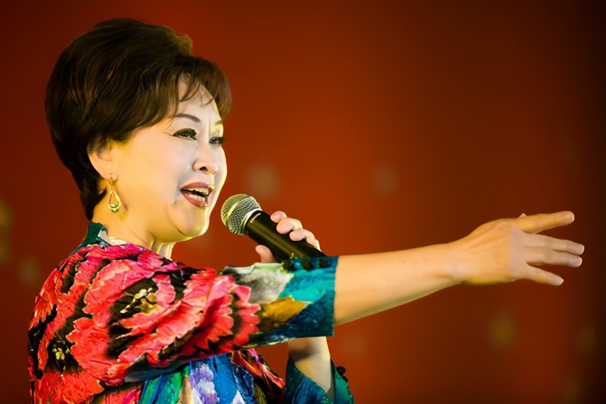 李谷一|李谷一，一婚嫁恩师，二婚嫁粉丝爱她40年，女儿怨恨她20年