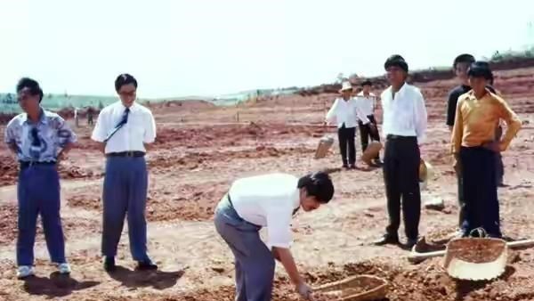 小嬴政 湖南穷小子，掌舵千亿企业，平均每天赚3亿，奖员工1亿，他是谁