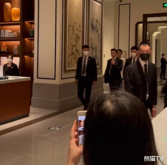 周斯越|邓伦现身厦门某酒店，场面却过度清冷，网友：福建人不追星