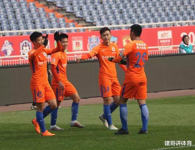 郝伟|先丢球没赢过！鲁能后防豆腐渣！郝伟让老卡首发，收获了意外之喜