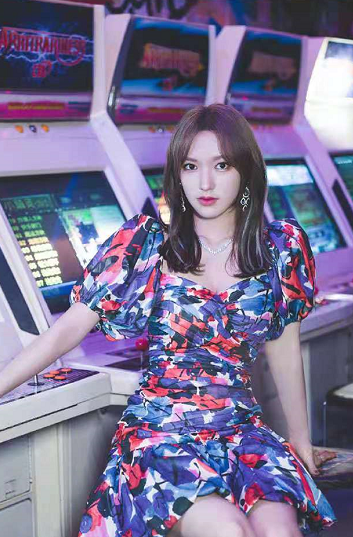 时尚风行派|夏日衣柜怎么能少了印花裙!管你是爱性感还是优雅,都能轻松搭配