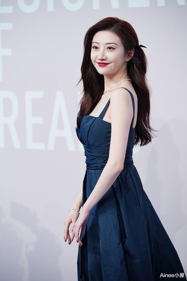 裙装|景甜的美都是红唇给的,简约裙装都挺撩人,不愧是“人间富贵花”