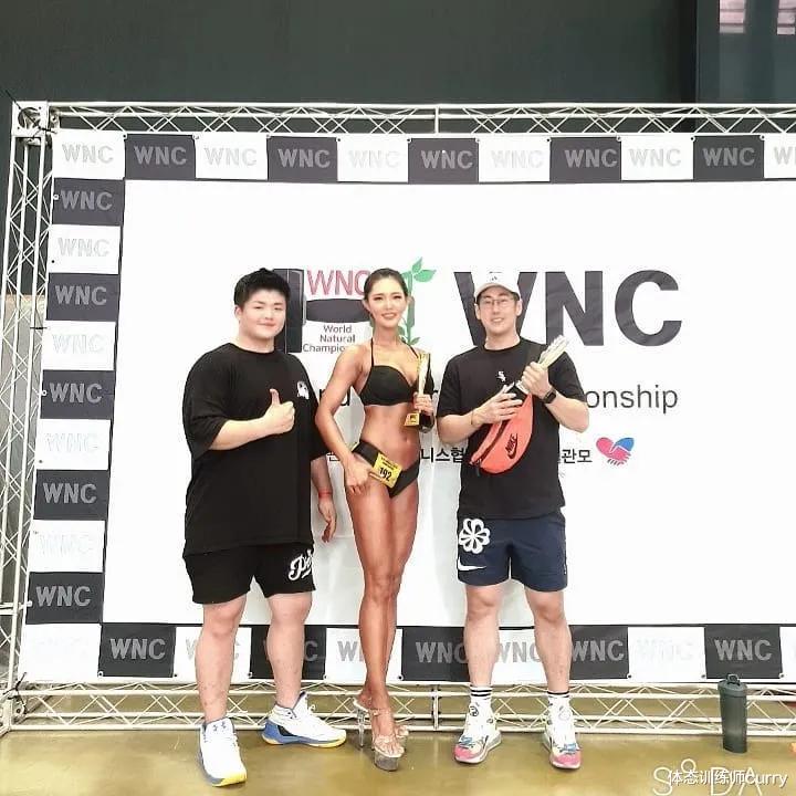 针灸|健身妹腿举体重加起来近250kg的三个壮汉,这画面也太养眼了吧!