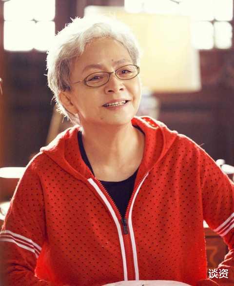 叶童|宋丹丹素颜现身，状态疲惫无人陪伴，与3婚老公结婚24年依旧恩爱