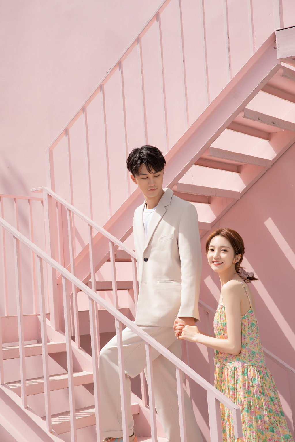 滤镜|一年九档恋综，明星捞钱就跑不保甜？这对素人才是真·恋综天花板