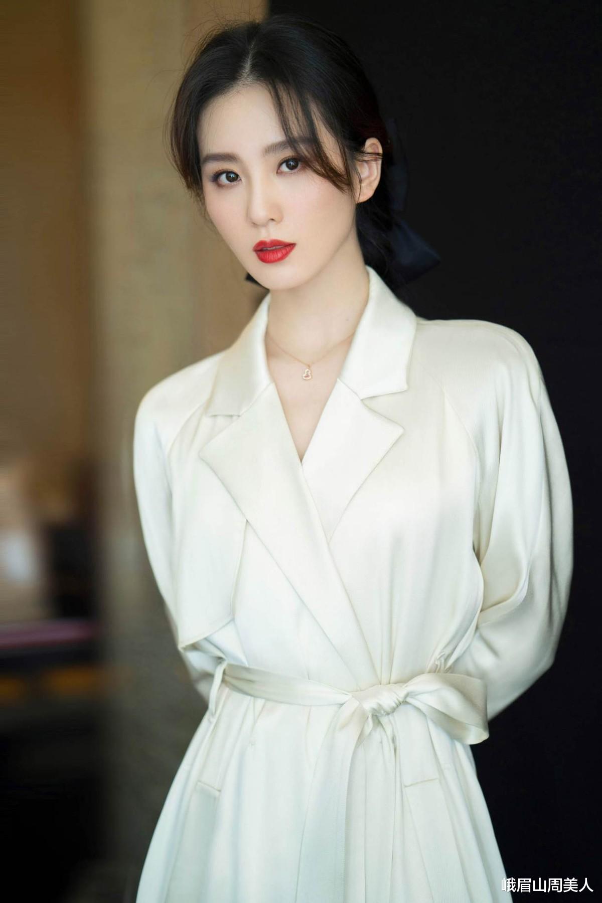 凉皮|夏天别扎低马尾了，很显老！今夏流行这3款发型，时髦显脸小