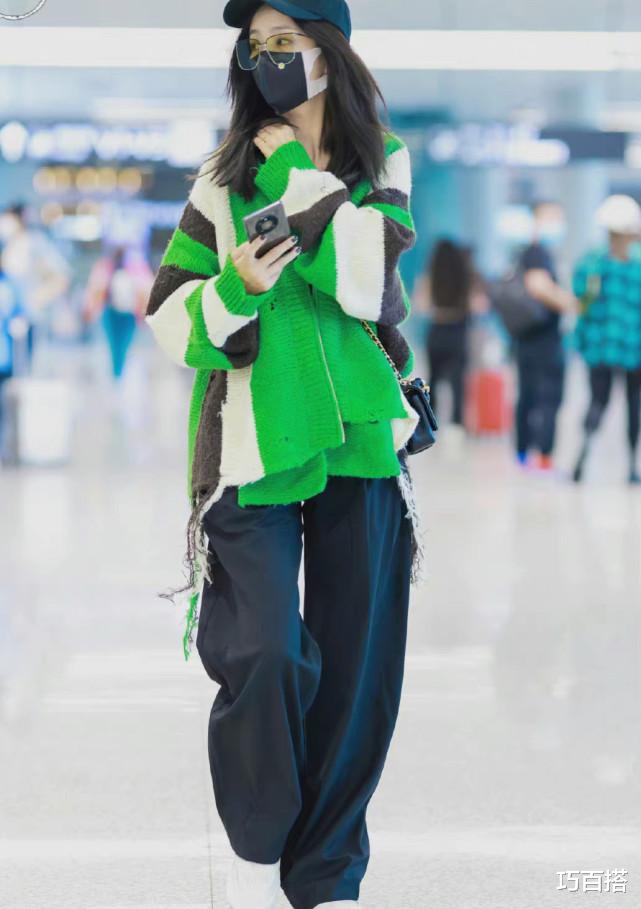 佟丽娅|佟丽娅离婚后越来越美了，机场私服犹如街拍，又休闲又气质