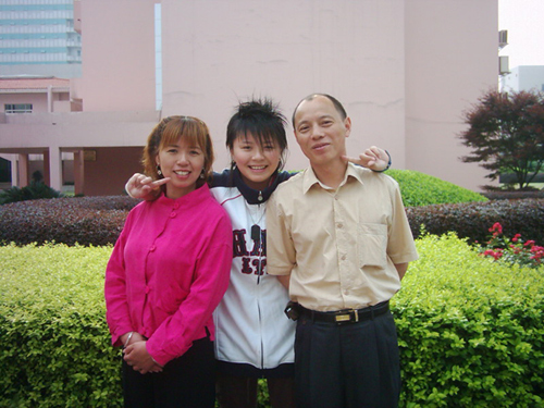 黄雅莉|黄雅莉，是个典型的湖南伢子，她老公壮实，长相帅气，颜值也不低