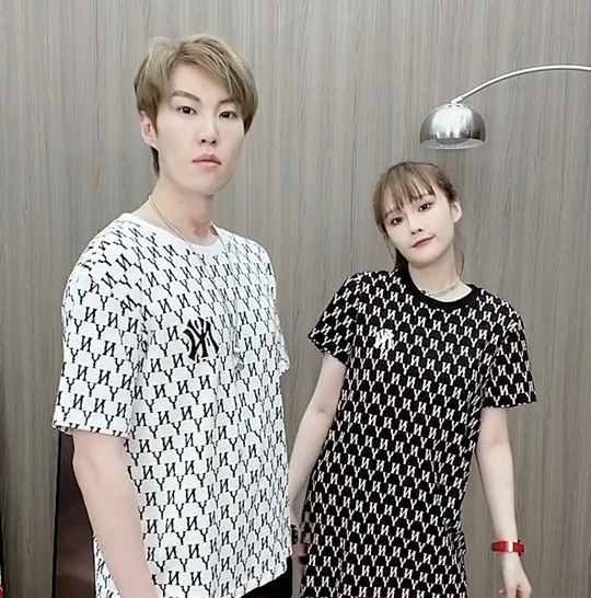 明星素颜|赵本山女儿全素颜出镜，有气无力憔悴没精神，穿着宽松被疑怀孕