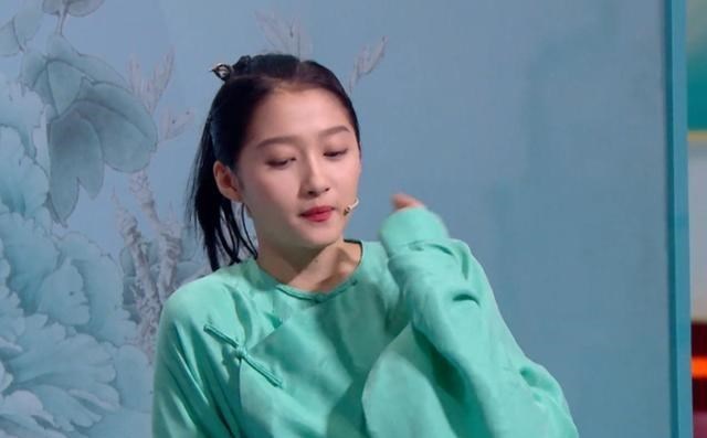 关晓彤|关晓彤躺台阶上嗑瓜子，有谁注意她的“躺姿”，值得全网女生学习