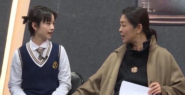李庚希|“姜泥”李庚希：读美国高中却考不上国内大学，还因抽烟引发争议