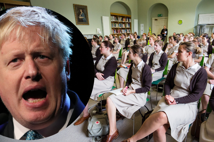 大学|这所大学专门培养“保姆”，每年学费比牛津还贵，却以此闻名世界