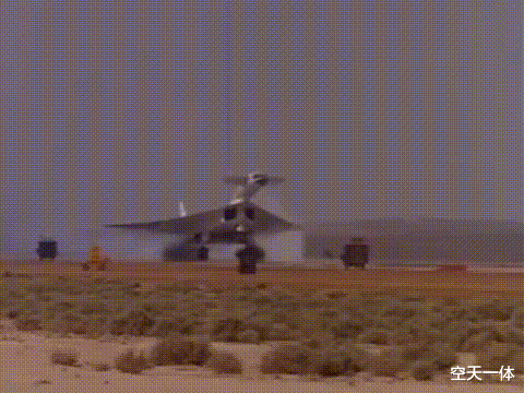 马赫|脚踩风火轮，XB70冒险降落火光四溅，3马赫战略轰炸机为何不香了？