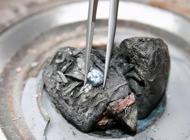 钻石 从科学角度来说，骨灰是什么？多年后又会变成什么？